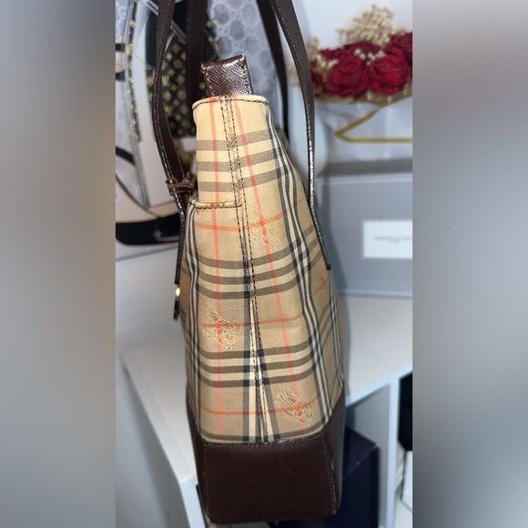 Burberry Haymarket check tote with top zip - Picture 9 of 12